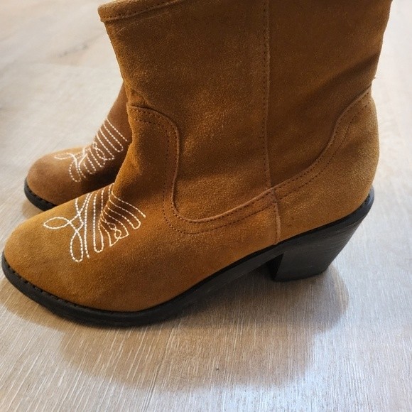 Skecher Brown Suede Cowboy Style Ankle Boots Size 7 - Picture 2 of 5